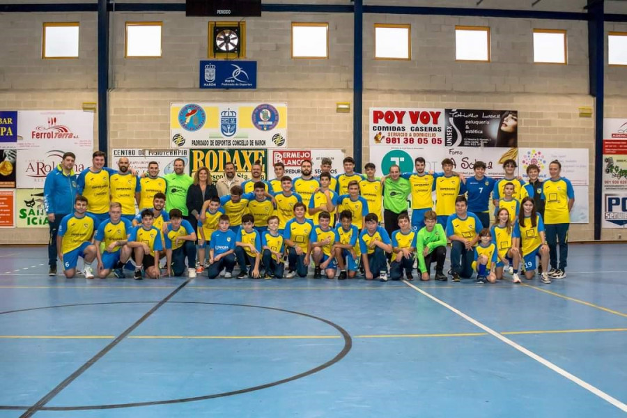 Alfombra de victoria para los sénior del Narón en su emotiva presentación en Campo da Serra