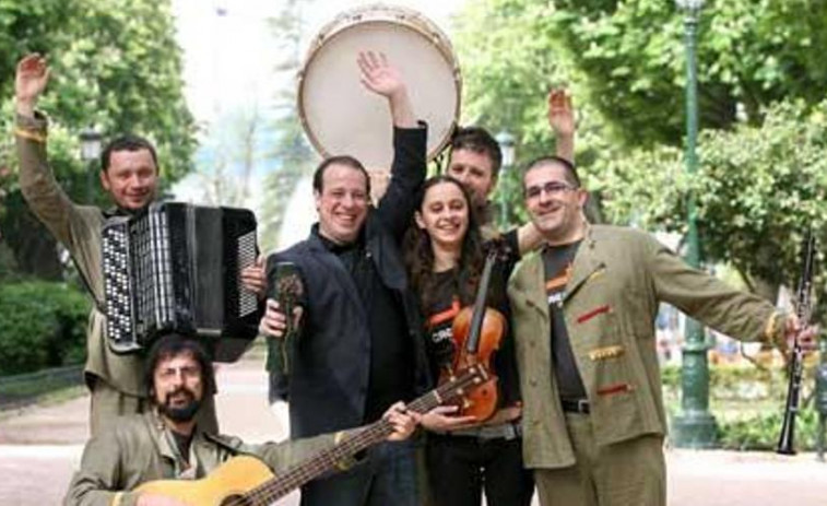 Banda Crebinsky actúa en Ferrol después de otra noche de La Room Electrónica