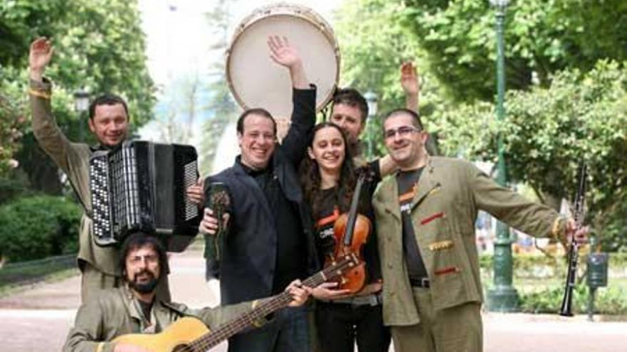 Banda Crebinsky actúa en Ferrol después de otra noche de La Room Electrónica