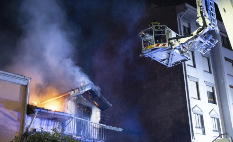 Tres muertos por la explosión, incendio y derrumbe de un edificio en Santander