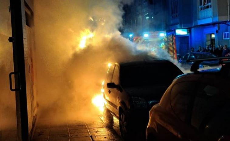 Arden dos vehículos y parte de una fachada con el incendio de unos contenedores en Narón