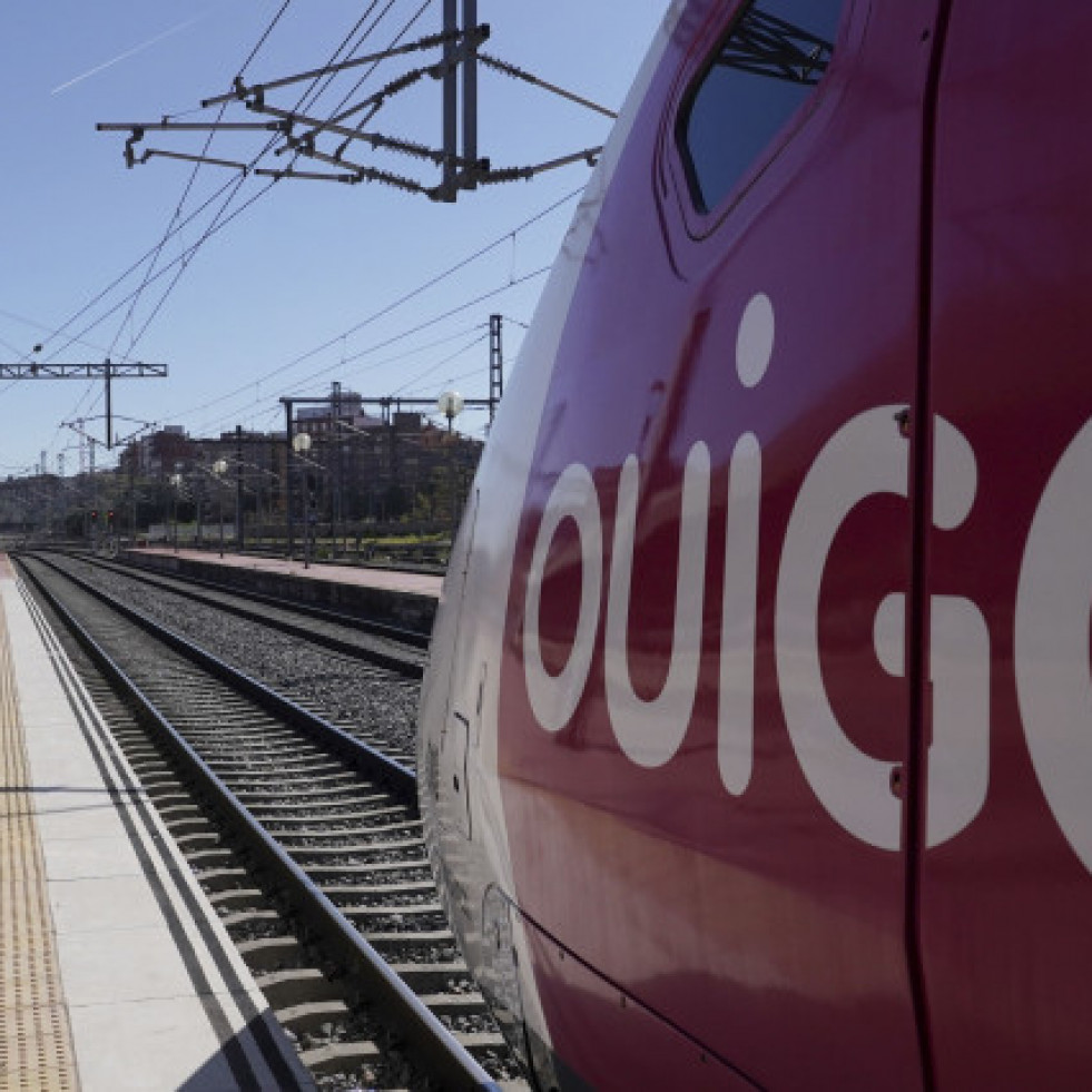 Adif abre la puerta a que operadores privados operen 32 trenes entre Galicia y Madrid