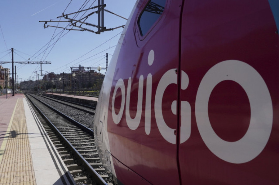 Adif abre la puerta a que operadores privados operen 32 trenes entre Galicia y Madrid