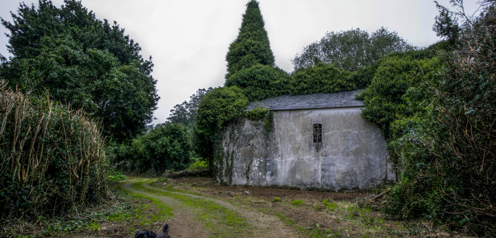 Un espectáculo en la vieja iglesia de Loira conmemora el Samaín en Valdoviño