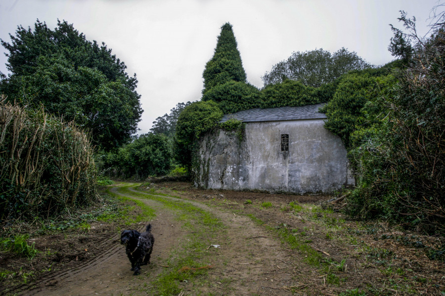 Un espectáculo en la vieja iglesia de Loira conmemora el Samaín en Valdoviño