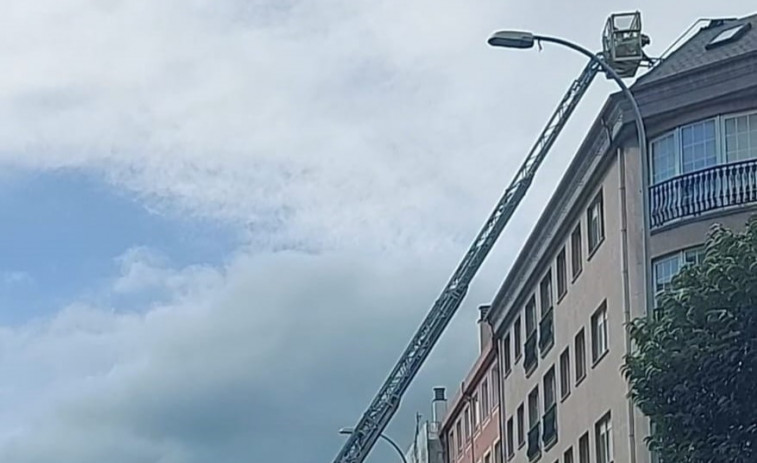 Varios vehículos dañados por la caída de chapas metálicas de un edificio de la carretera de Castilla