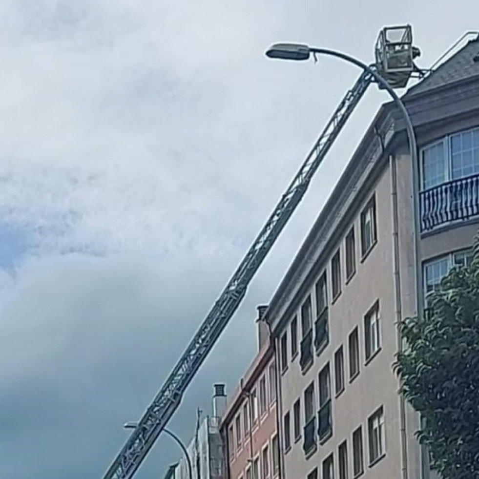 Varios vehículos dañados por la caída de chapas metálicas de un edificio de la carretera de Castilla