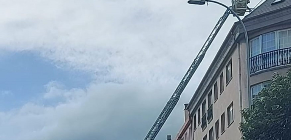 Varios vehículos dañados por la caída de chapas metálicas de un edificio de la carretera de Castilla