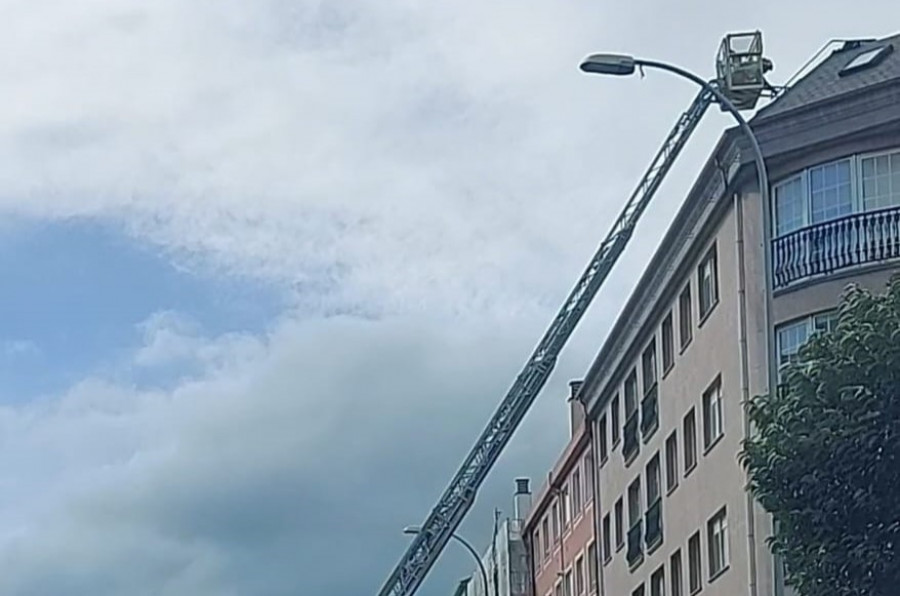 Varios vehículos dañados por la caída de chapas metálicas de un edificio de la carretera de Castilla