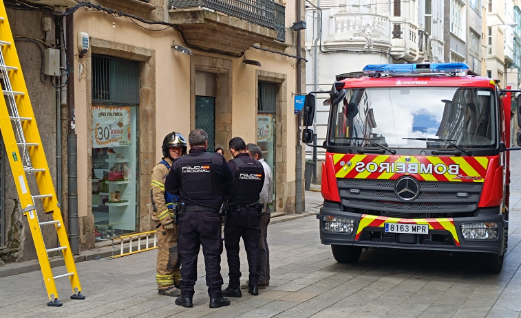 Un aviso de incendio en el centro de Ferrol se salda con un joven obrero detenido