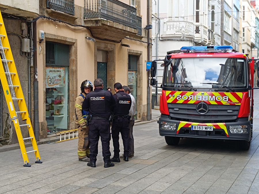 Un aviso de incendio en el centro de Ferrol se salda con un joven obrero detenido