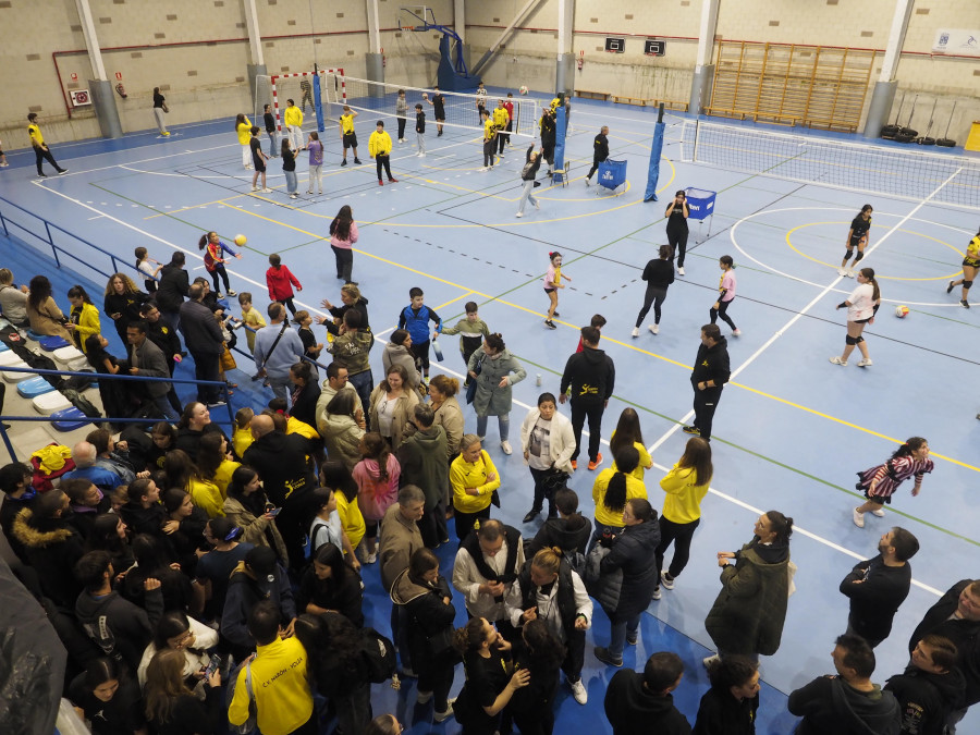 El CV Narón Volea organizó una multitudinaria congregación de protesta por sus cadetes