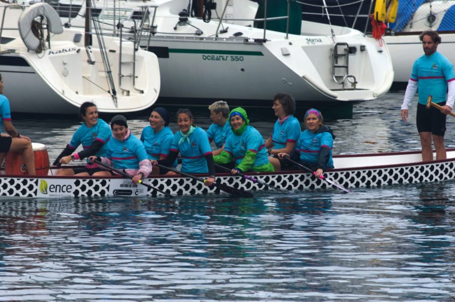 Los palistas de As Pontes y Cabanas, astros del Dragon Boat