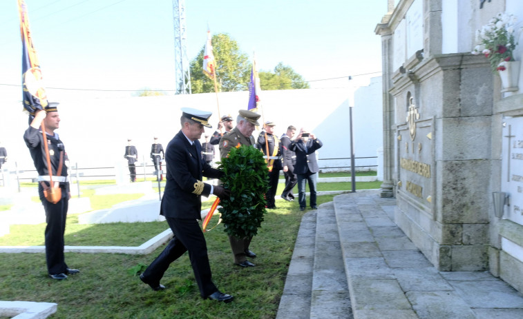 La Armada honró a los caídos por la patria en el cementerio de Catabois