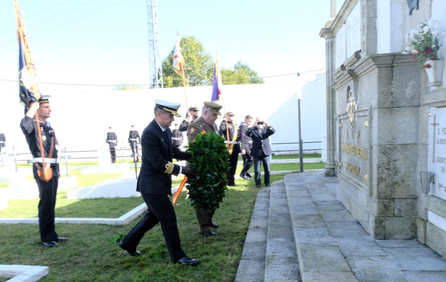 La Armada honró a los caídos por la patria en el cementerio de Catabois