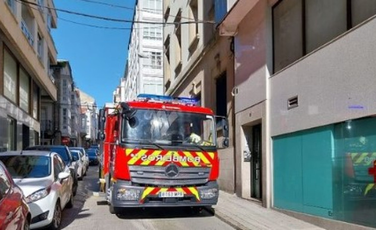 Un hombre atrapado en el ascensor y un cable suelto movilizan a los bomberos en Ferrol