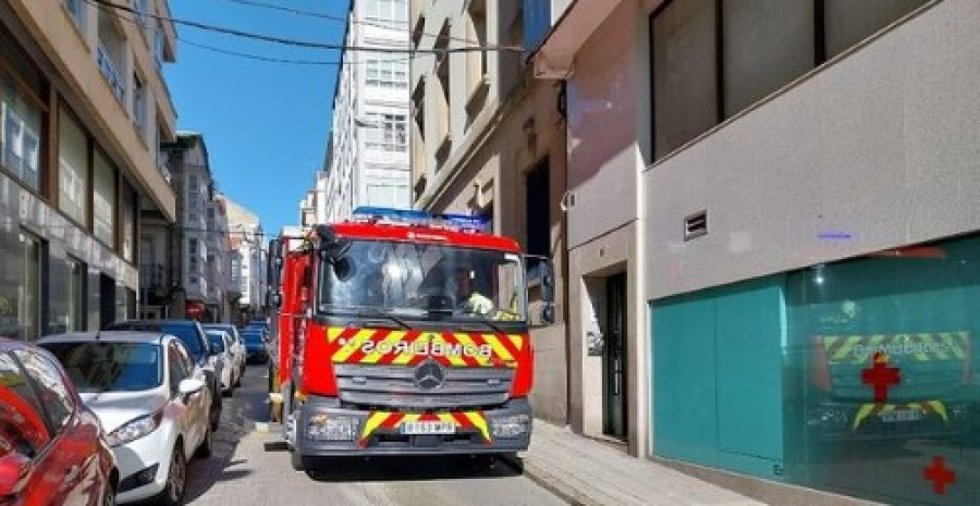 Un hombre atrapado en el ascensor y un cable suelto movilizan a los bomberos en Ferrol