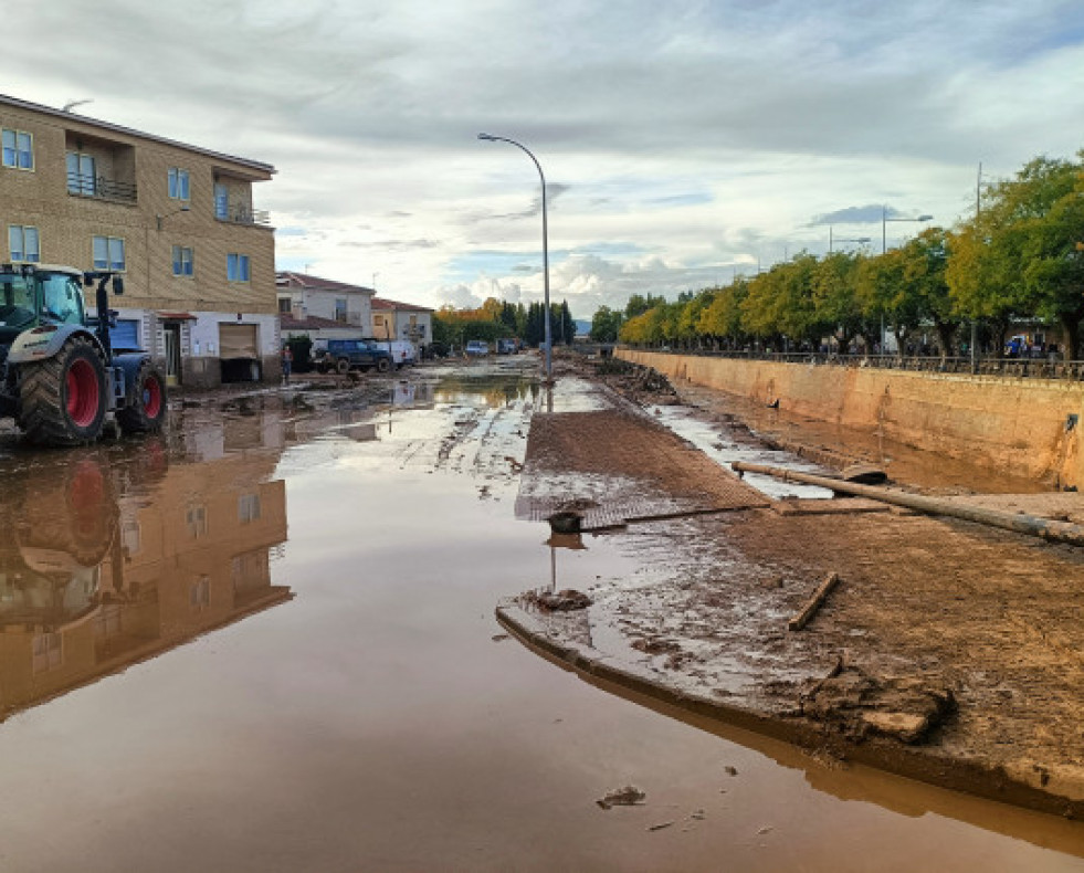 Untractorcolaboraenlalimpiezadelascallesa1denoviembrede2024enUtiel