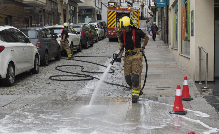 Los Bomberos limpian una mancha de aceite repartida en el barrio de A Magdalena