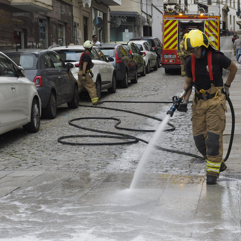 Los Bomberos limpian una mancha de aceite repartida en el barrio de A Magdalena