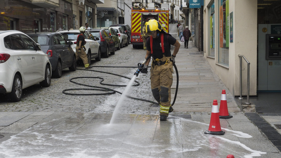 Los Bomberos limpian una mancha de aceite repartida en el barrio de A Magdalena