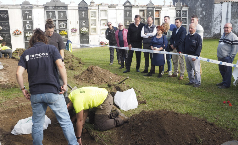 Se retoman los trabajos en la fosa común del cementerio de O Val