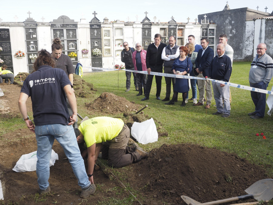 Se retoman los trabajos en la fosa común del cementerio de O Val