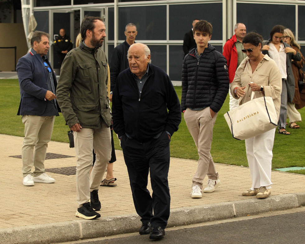 Amancio Ortega, en el centro @ Quintana