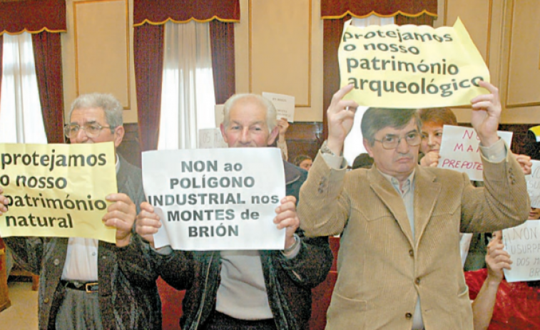 Hace 20 años | Protesta vecinal contra la plataforma logística prevista para los montes de Brión