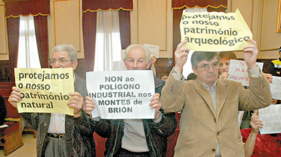 Hace 20 años | Protesta vecinal contra la plataforma logística prevista para los montes de Brión