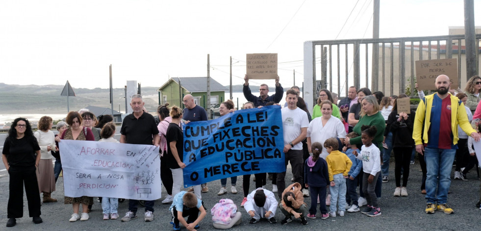 Protesta del ANPA Beiramar frente al CPI Atios de Valdoviño