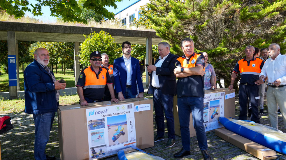 As Agrupacións de Voluntarios de Protección Civil das Pontes e Narón reciben novo material