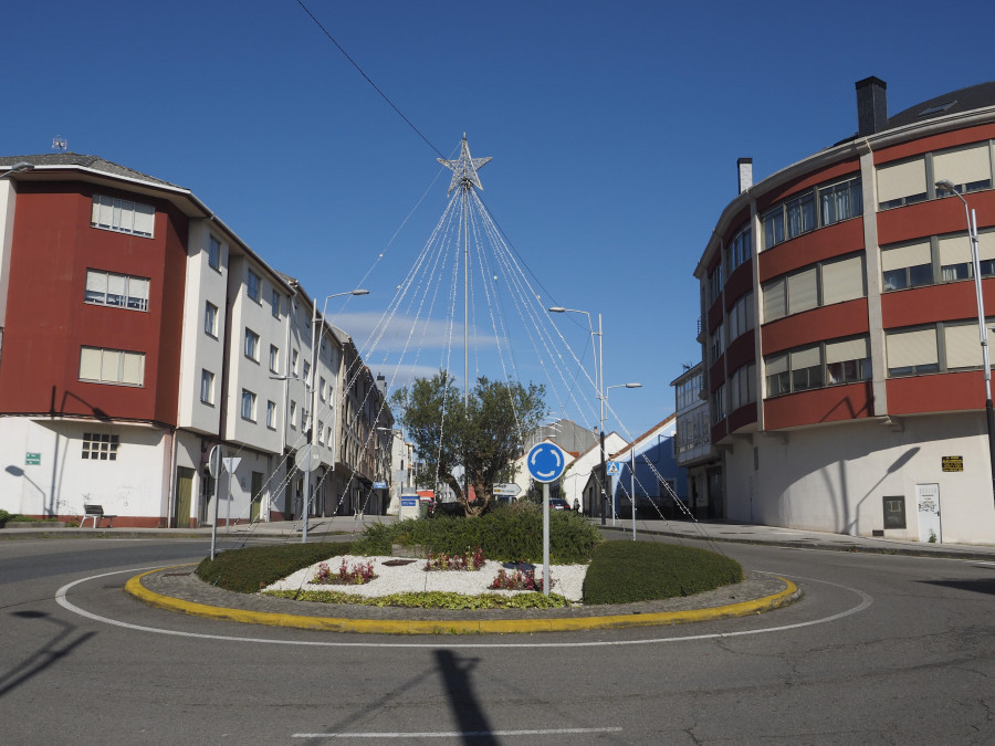 Comienza la cuenta atrás para las celebraciones navideñas con la instalación de los arcos de luz