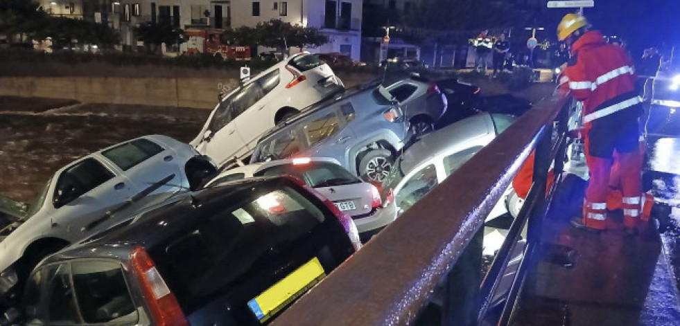 La lluvia arrastra una treintena de vehículos en una rambla en Cadaqués