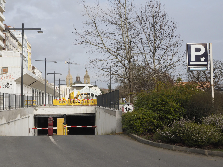 El gobierno local regularizará la gestión del aparcamiento del mercado de  A Magdalena