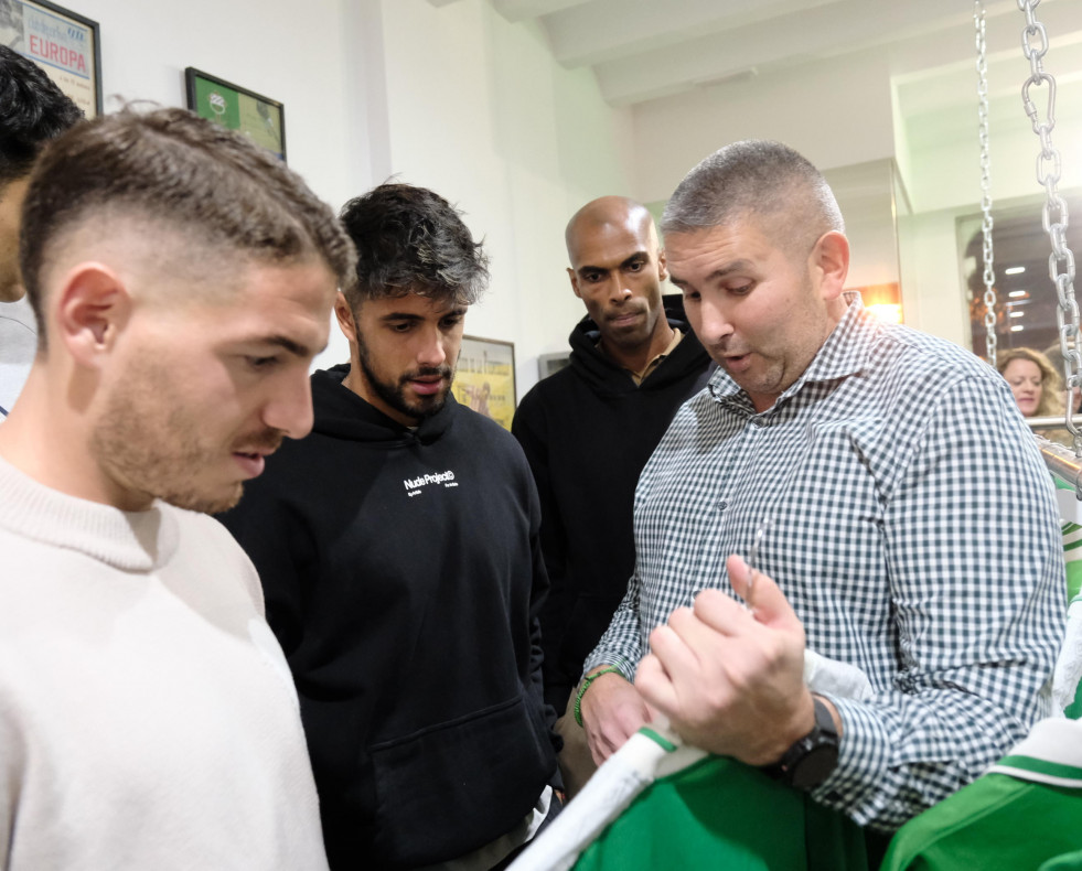 Fran Serante Muestra camiseta a Manu Vallejo Naldo David Castro y Jesus Ruiz