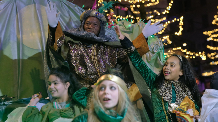 Más caramelos, más carrozas y más animación en la cabalgata de Reyes de Ferrol