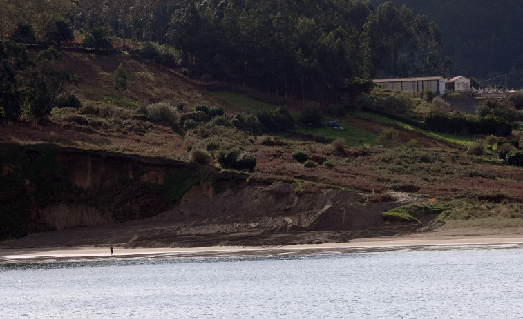 Cariño pone a disposición de los vecinos los informes del dragado del puerto