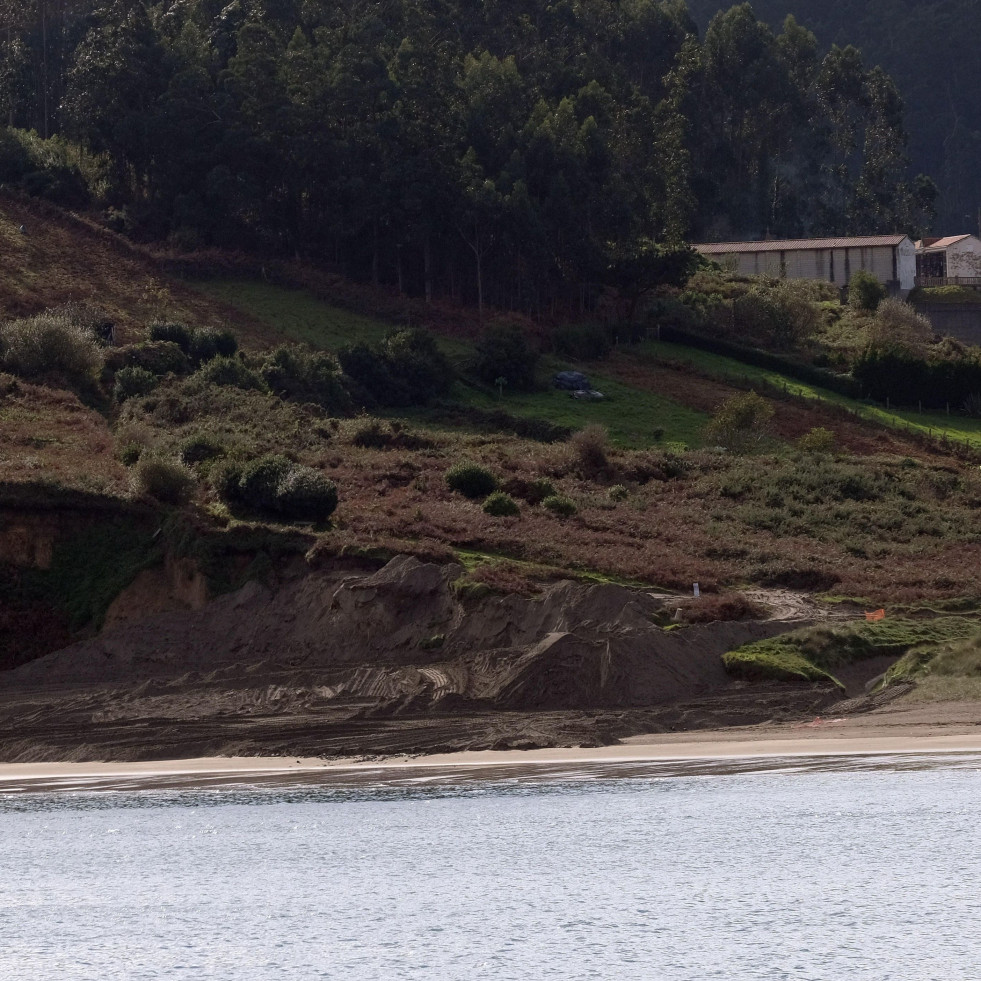 Cariño pone a disposición de los vecinos los informes del dragado del puerto