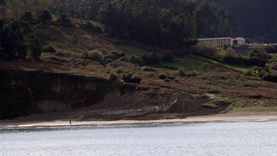 Cariño pone a disposición de los vecinos los informes del dragado del puerto