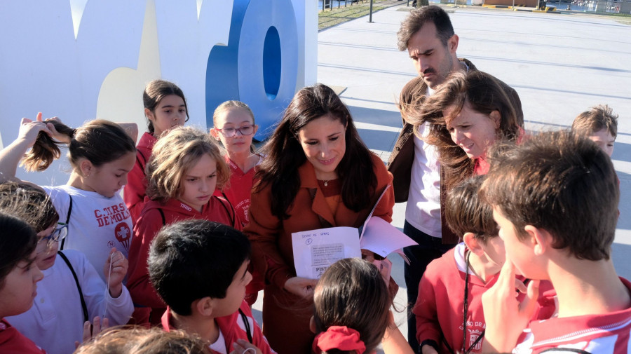 El alumnado del Tirso de Molina corta la cinta de la yincana portuaria social