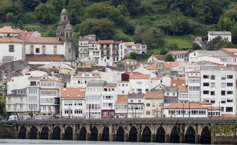 Herido leve un ciclista tras caerse de su bicicleta en Pontedeume