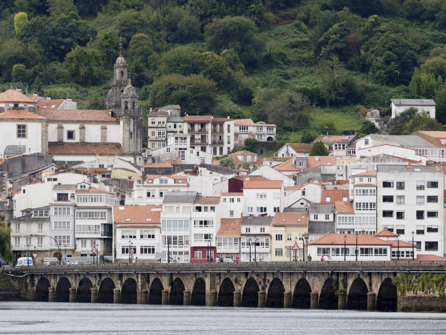 Herido leve un ciclista tras caerse de su bicicleta en Pontedeume