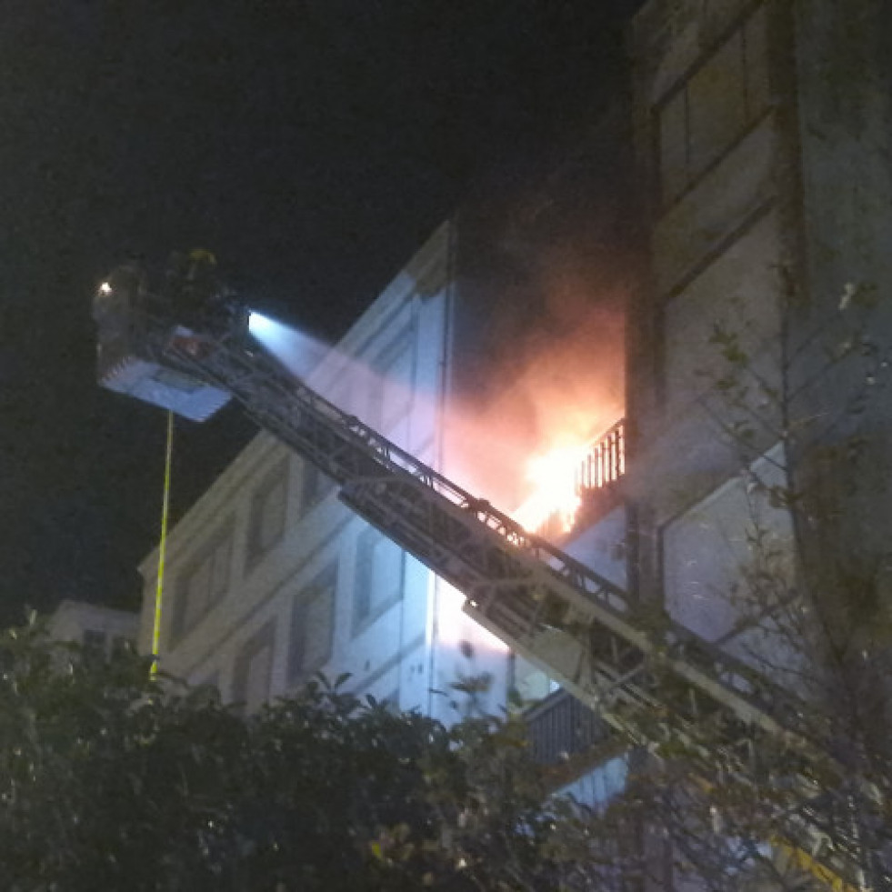 Un incendio afecta a un cuarto piso del Malecón de Ribeira en el que se detectó un posible caso de síndrome de Diógenes