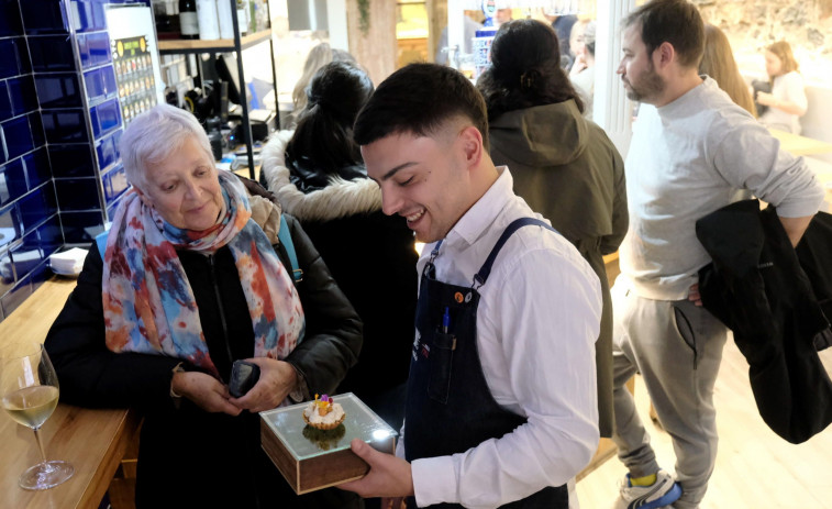 Largas colas para probar en Ferrol las propuestas gastronómicas del “Tapéate”