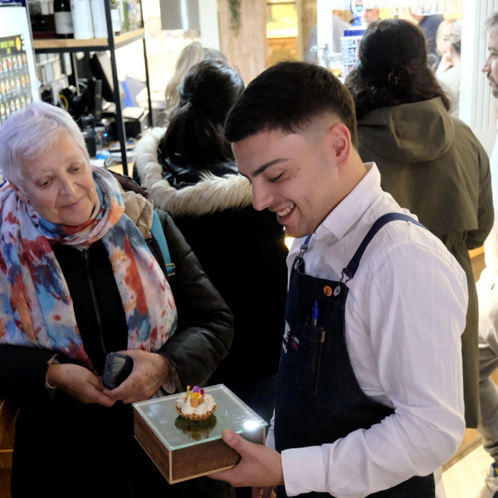 Largas colas para probar en Ferrol las propuestas gastronómicas del “Tapéate”