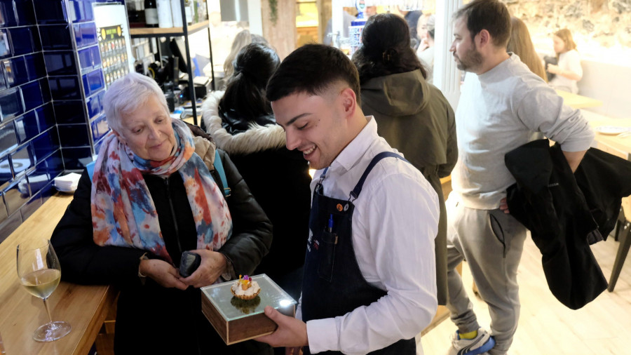 Largas colas para probar en Ferrol las propuestas gastronómicas del “Tapéate”