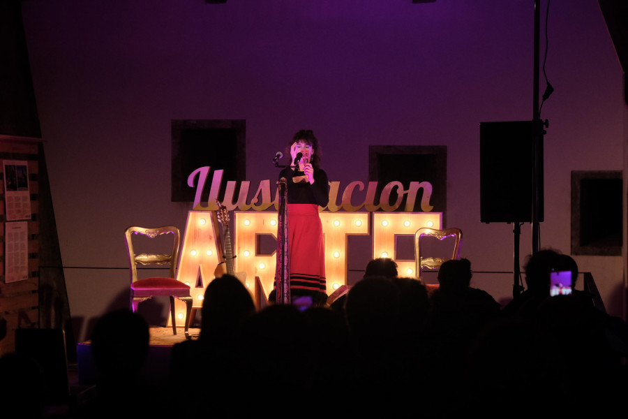 Catuxa Salom leva a mestura galego-latina á sala La Room