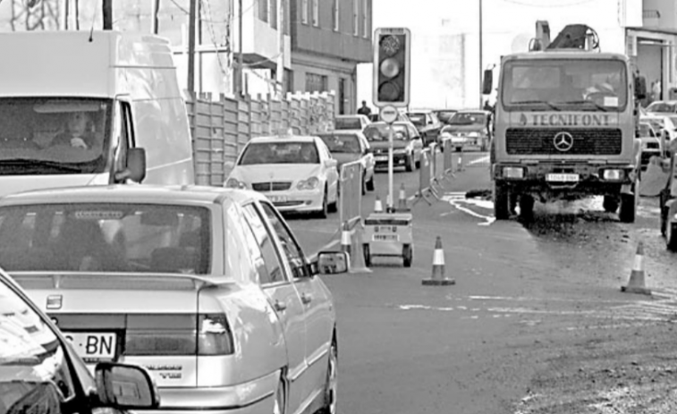 Hace 20 años | Problemas de tráfico en Catabois por una avería en la red de agua