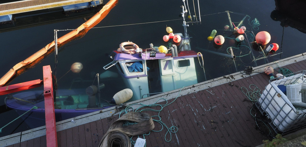 Hundimiento y reflote de un pesquero en la dársena de Ferrol